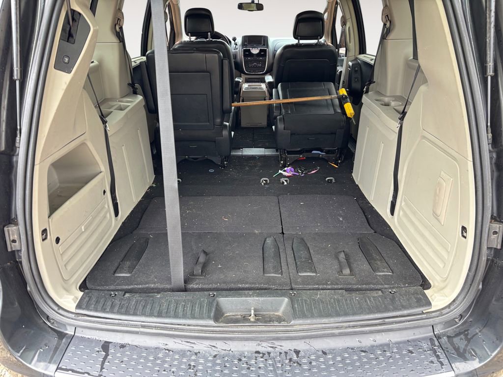 Used 2011 Chrysler Town & Country Touring-L w/ Entertainment Group #2 FWD image 5
