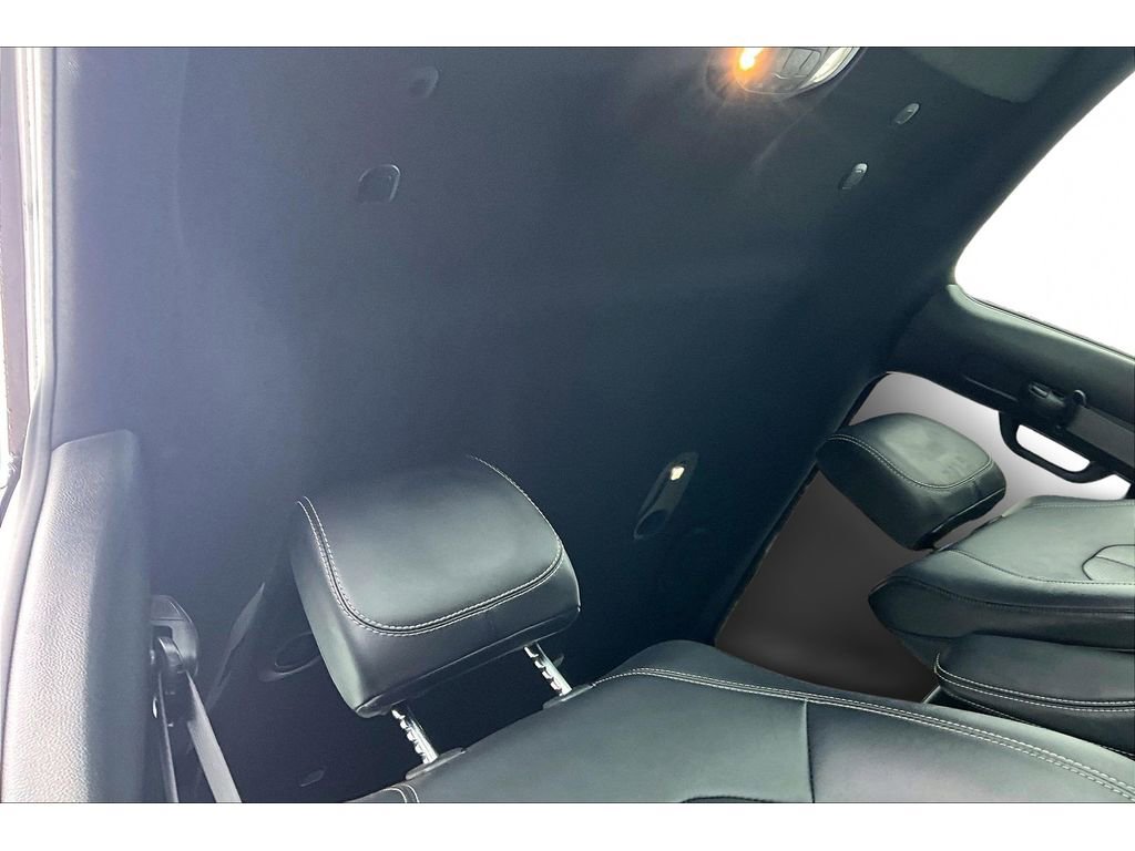 Certified 2025 Chrysler Pacifica Select image 19