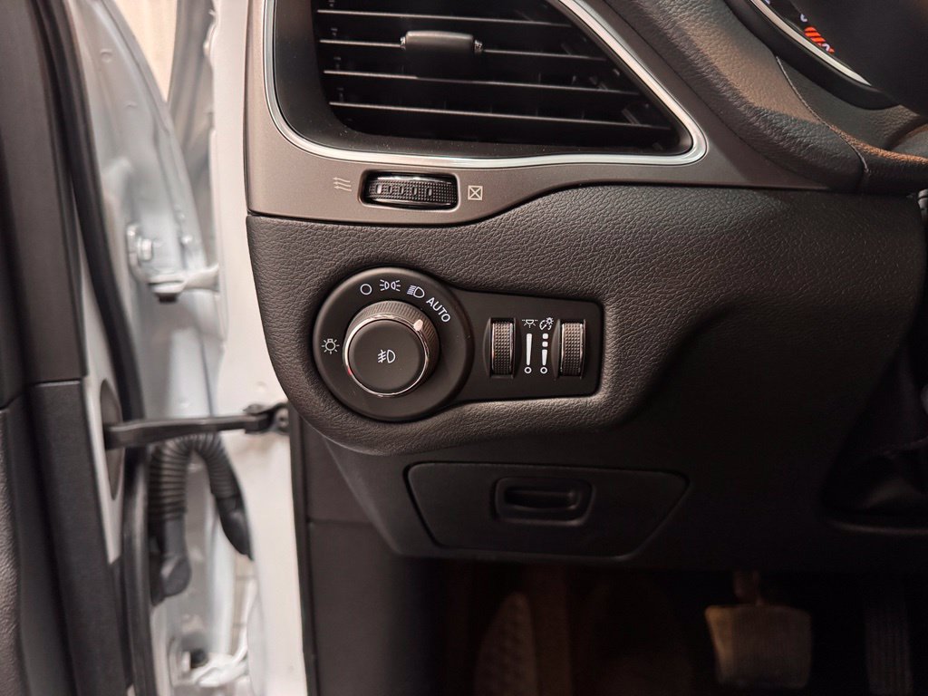 Used 2021 Jeep Cherokee Latitude Plus AWD/4WD image 28