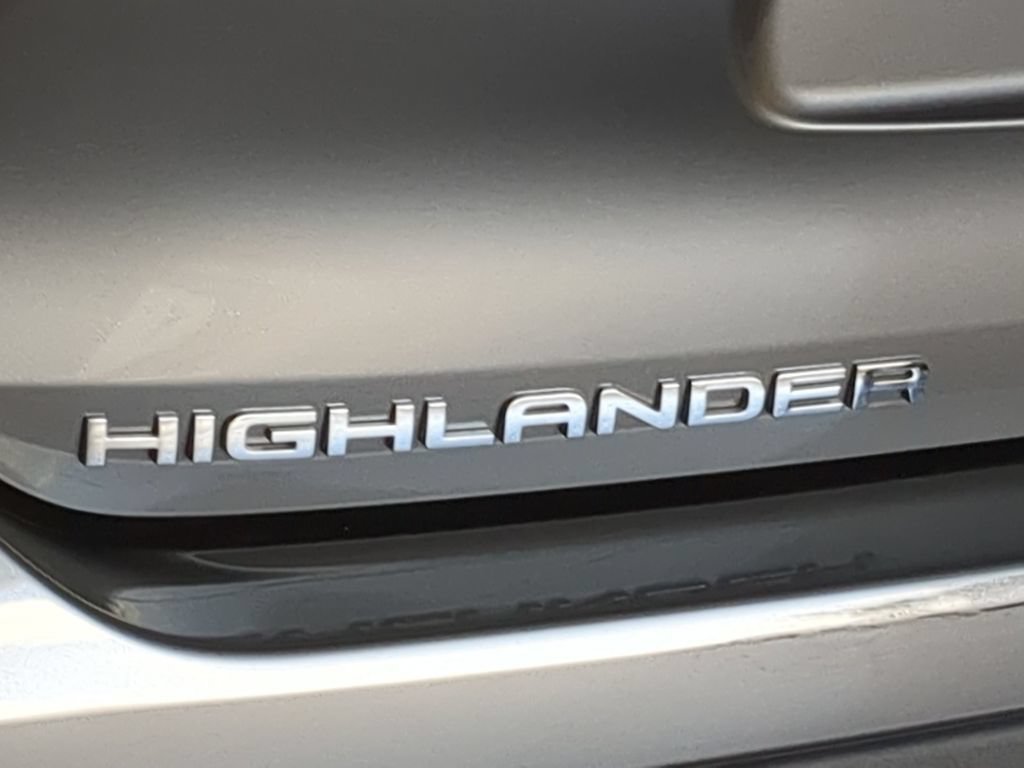 Used 2025 Toyota Highlander XLE AWD/4WD image 16