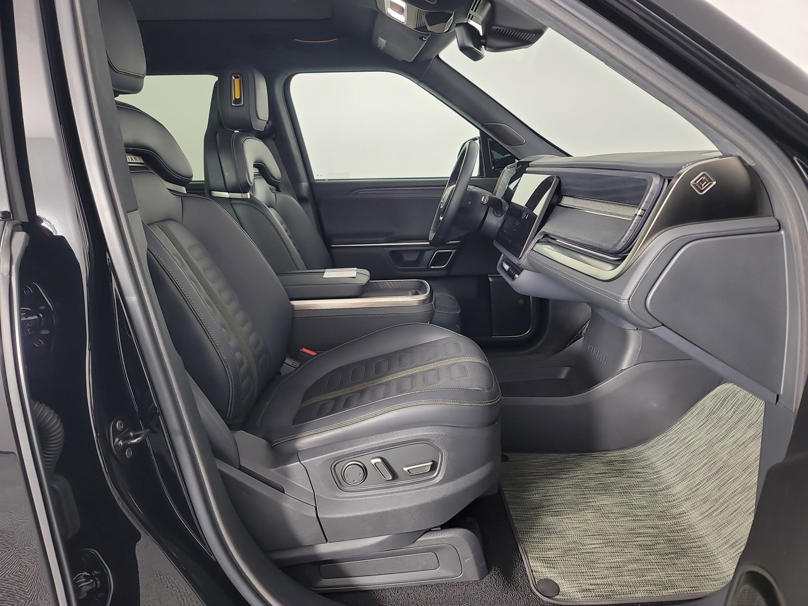 Used 2024 Rivian R1S Adventure image 24