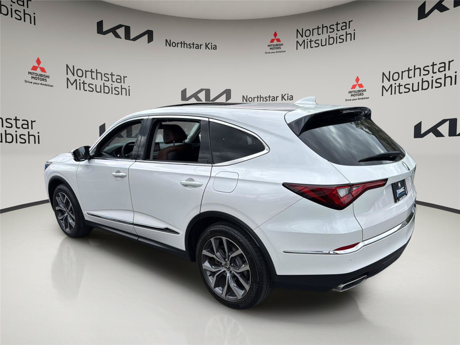 Used 2024 Acura MDX SH-AWD w/ Technology Package image 3