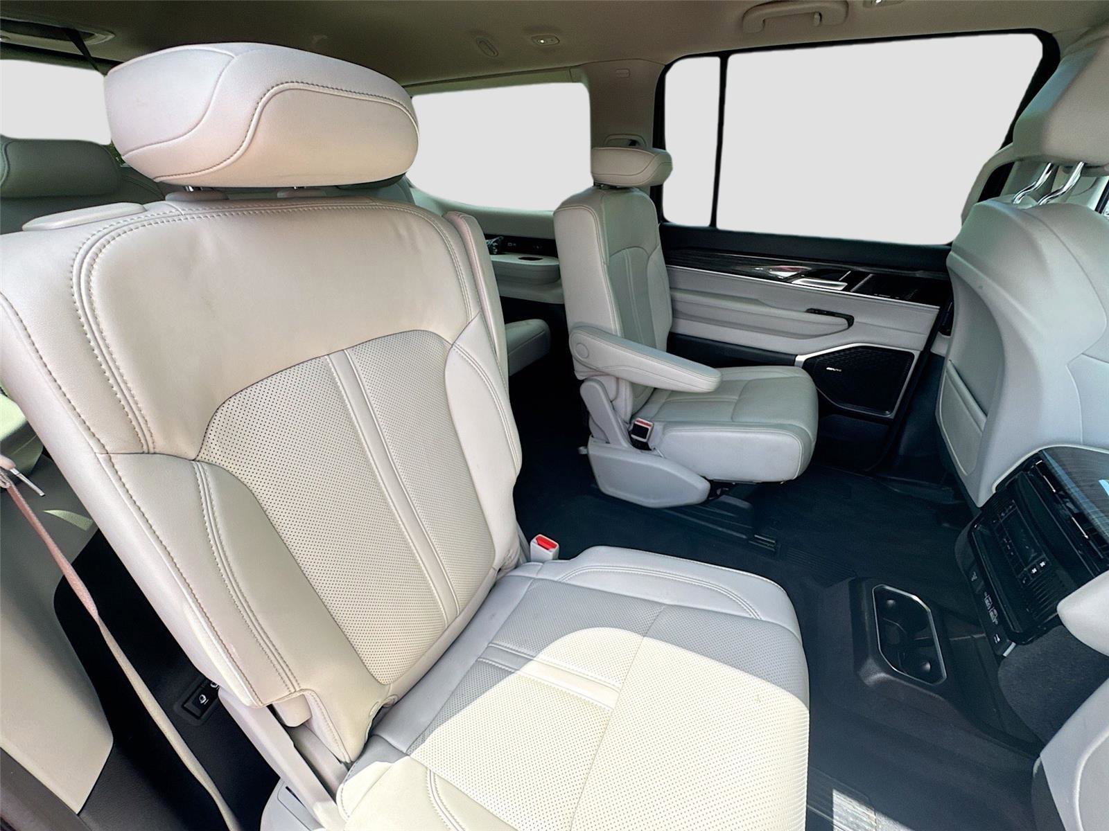 Used 2022 Jeep Wagoneer Series III w/ Flexible Seating Group image 27