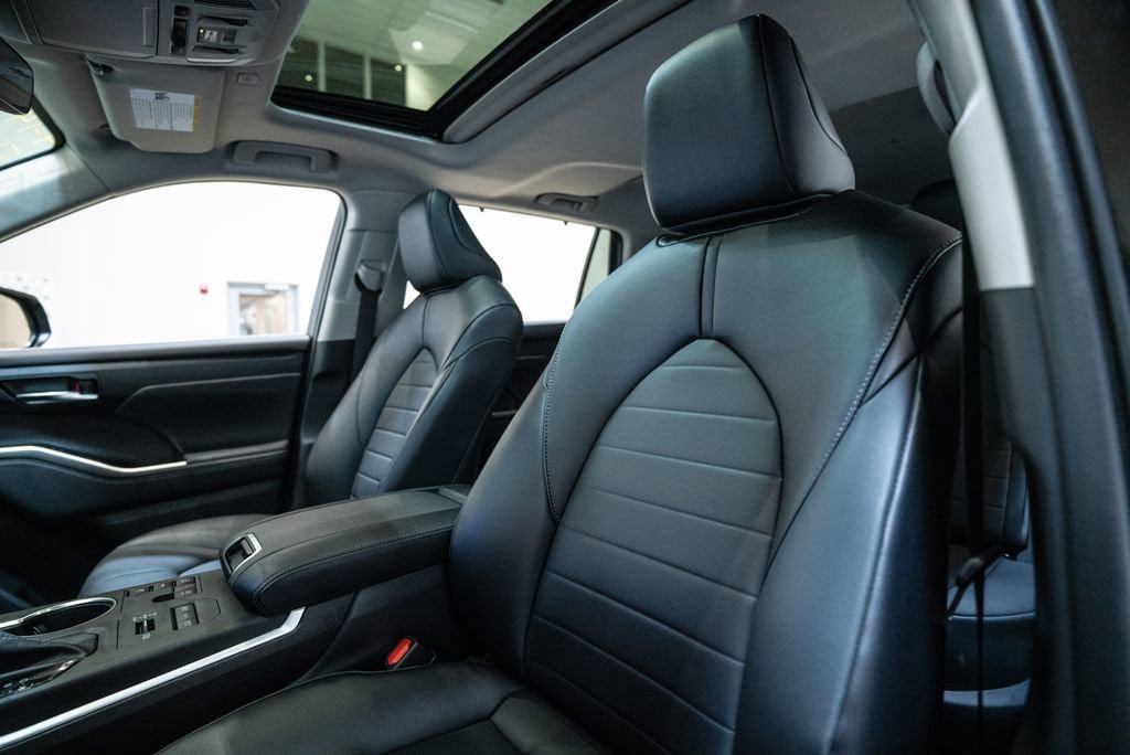 Used 2023 Toyota Highlander XLE AWD/4WD image 7