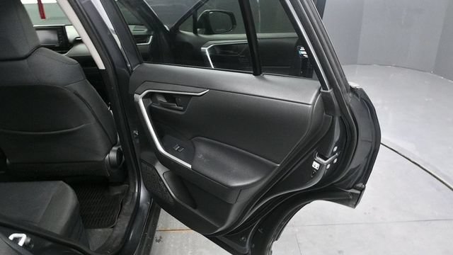Used 2021 Toyota RAV4 LE AWD/4WD image 16