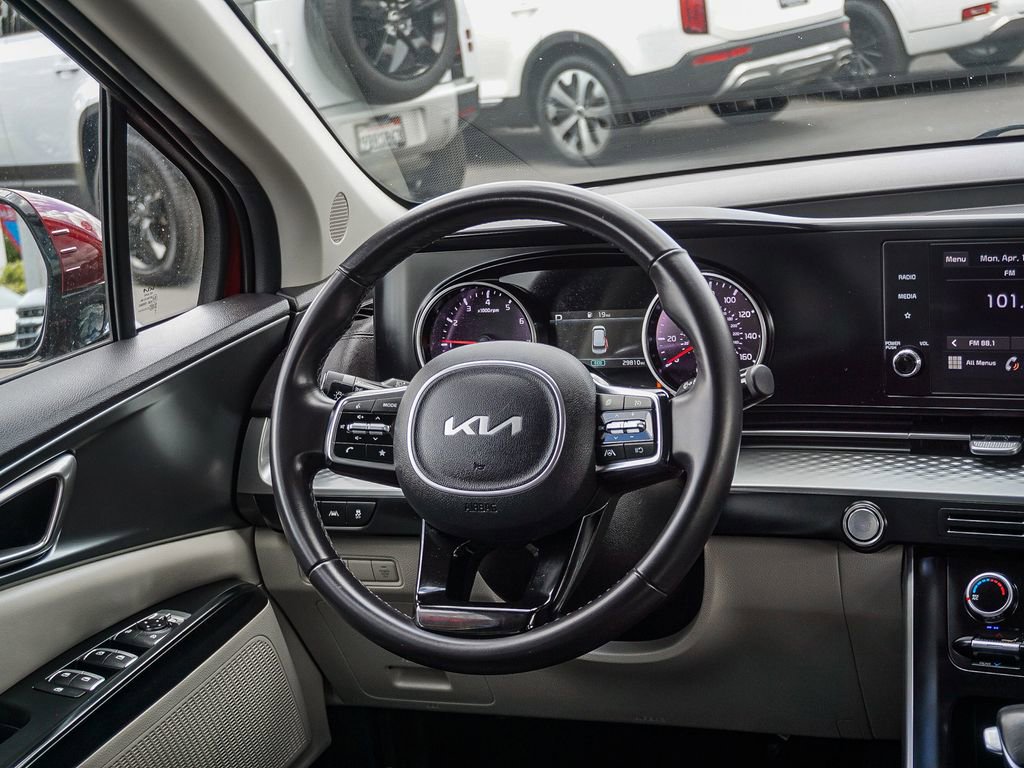 Used 2024 Kia Carnival LX FWD image 17