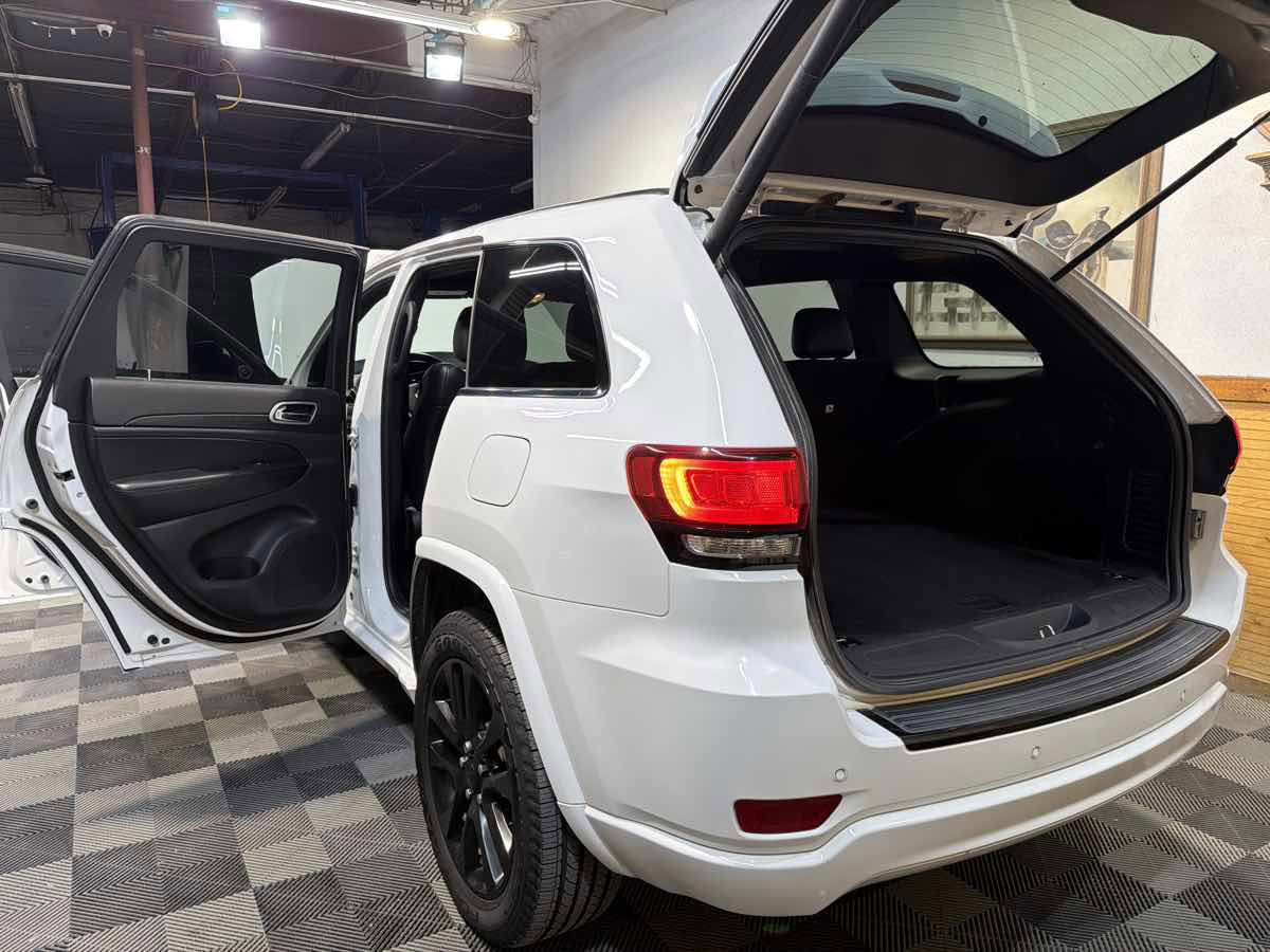 Used 2017 Jeep Grand Cherokee Altitude RWD image 13