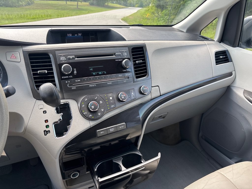 Used 2012 Toyota Sienna LE FWD image 16