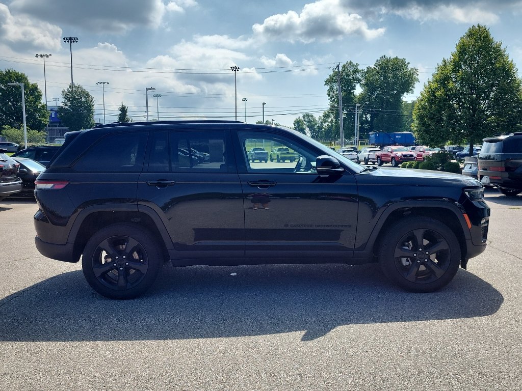 Used 2023 Jeep Grand Cherokee Limited w/ Black Appearance Package AWD/4WD image 8