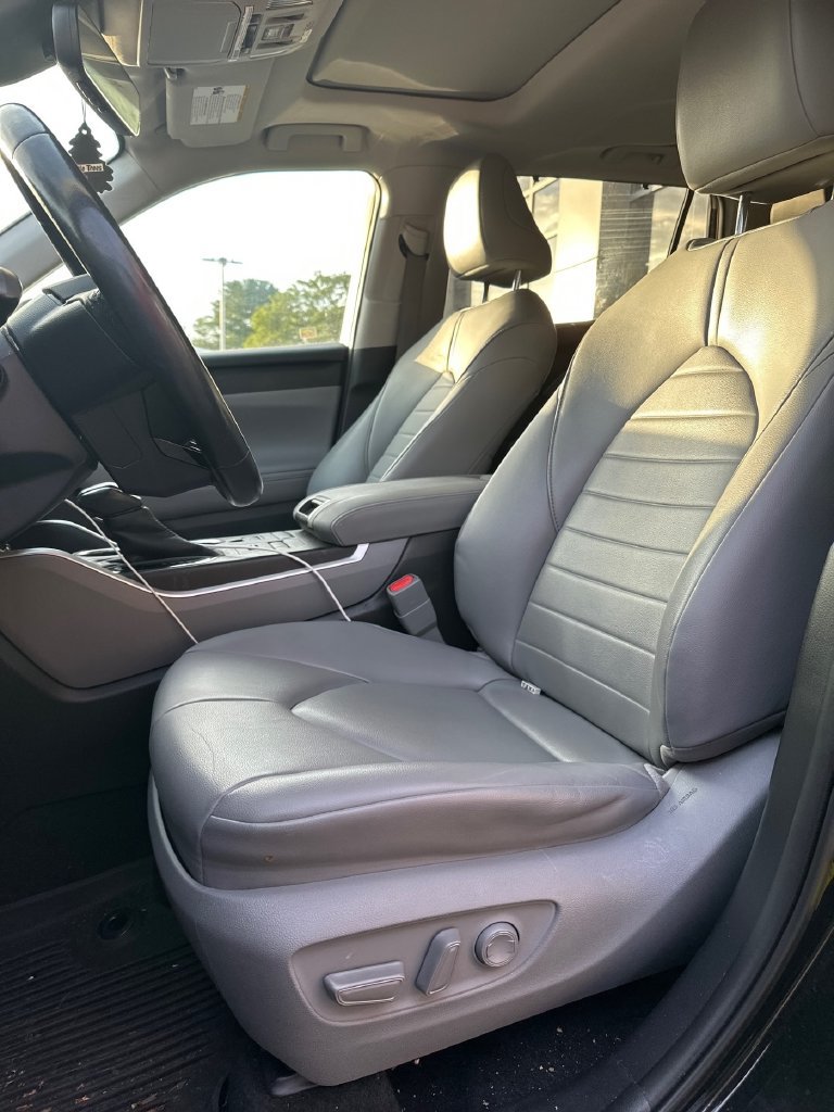 Used 2020 Toyota Highlander XLE AWD/4WD image 7