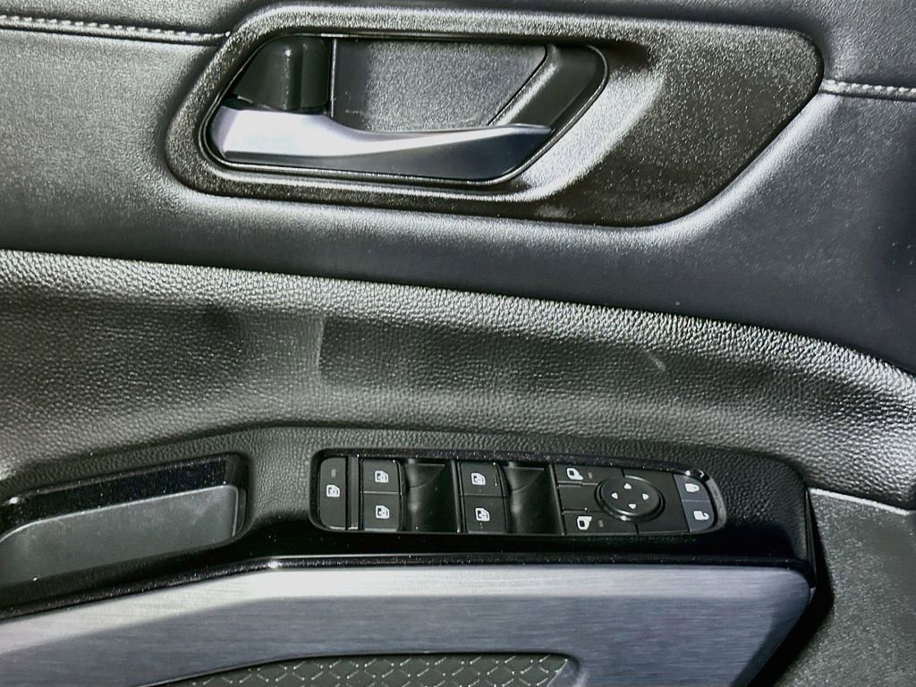 Used 2023 Nissan Pathfinder SL AWD/4WD image 18