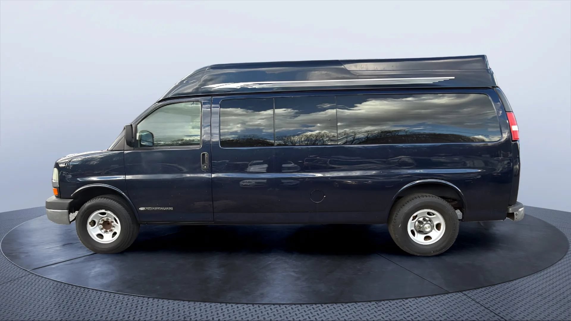 Used 2010 Chevrolet Express 3500 LT w/ LT Preferred Equipment Group RWD image 2
