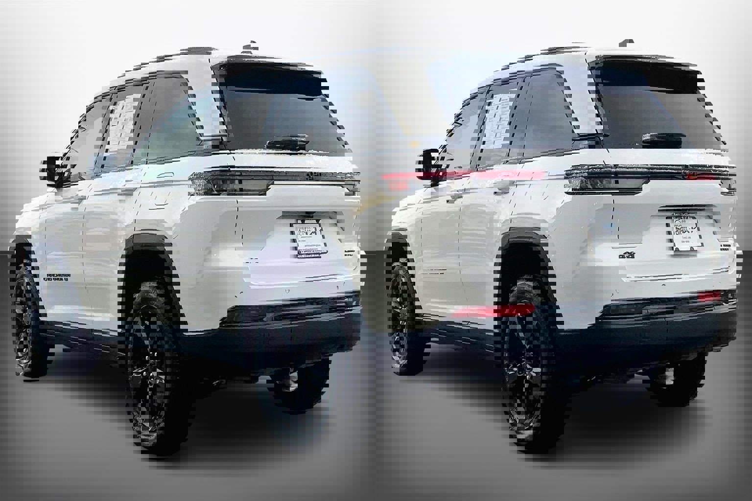 Used 2023 Jeep Grand Cherokee Limited w/ Black Appearance Package image 13