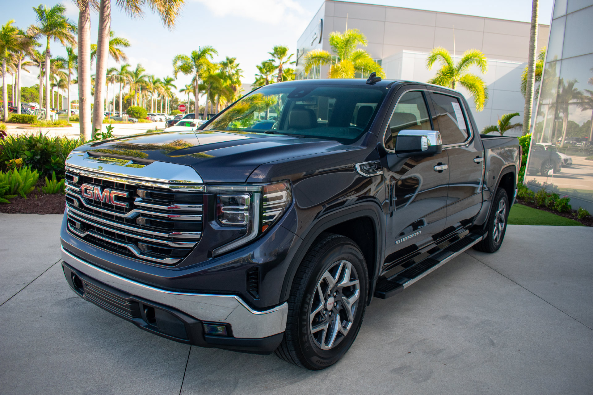 Used 2022 GMC Sierra 1500 SLT w/ SLT Premium Package RWD image 6