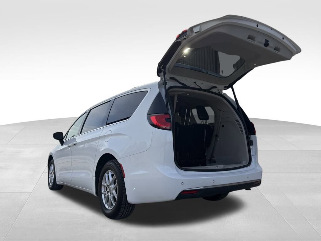 Used 2023 Chrysler Pacifica Touring-L image 17