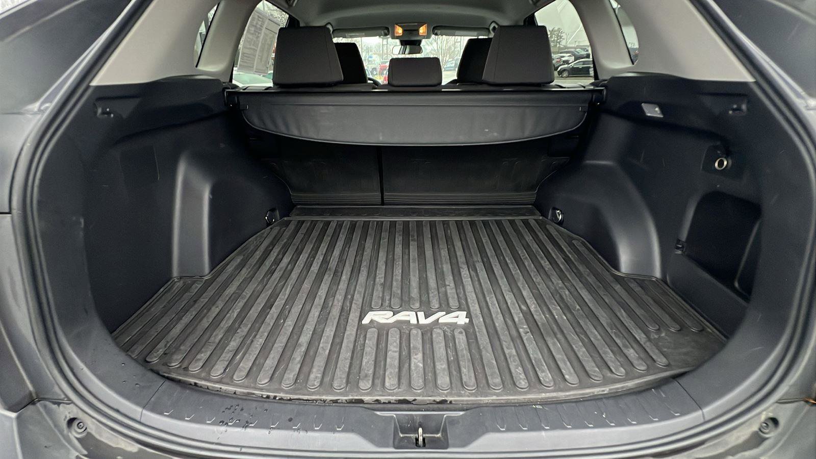 Used 2021 Toyota RAV4 XLE image 16