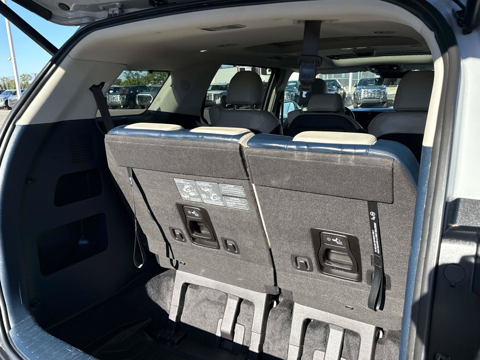 Used 2025 Kia Carnival SX w/ SX Dark Edition Package FWD image 15