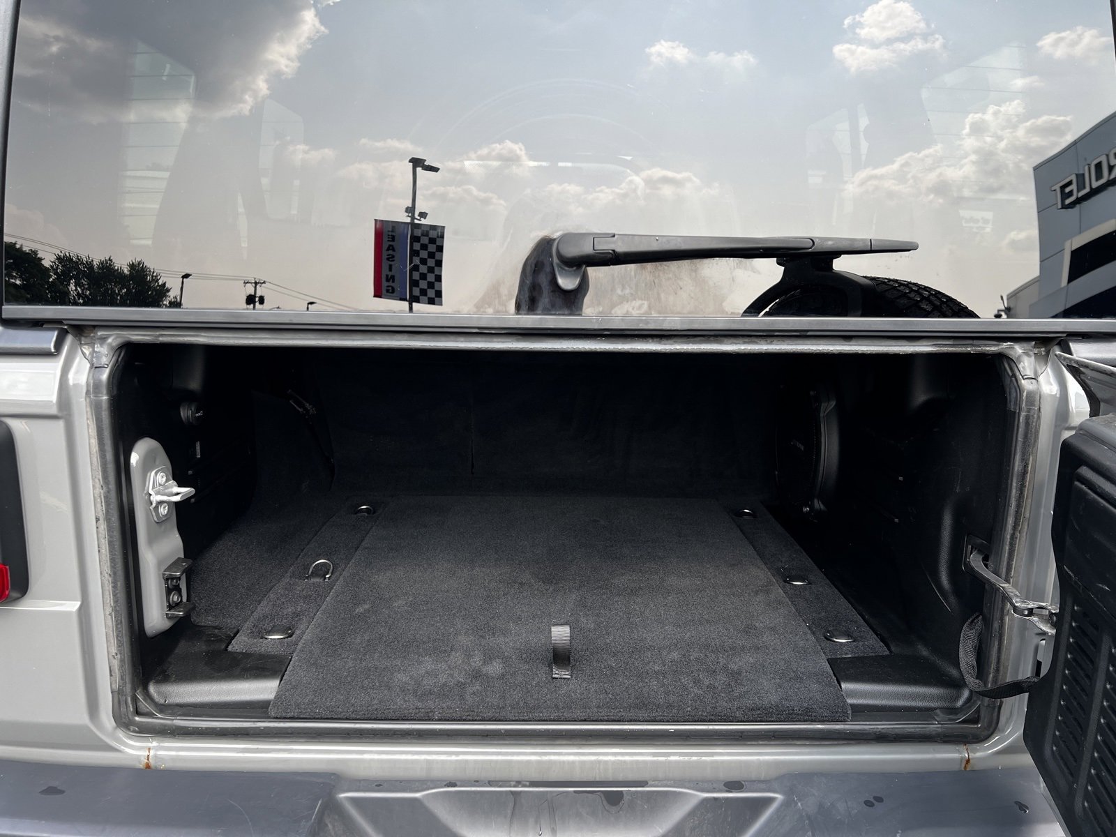 Used 2018 Jeep Wrangler Unlimited Sahara image 5