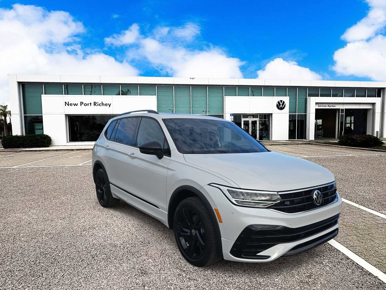 Used 2023 Volkswagen Tiguan SE R-Line image 2