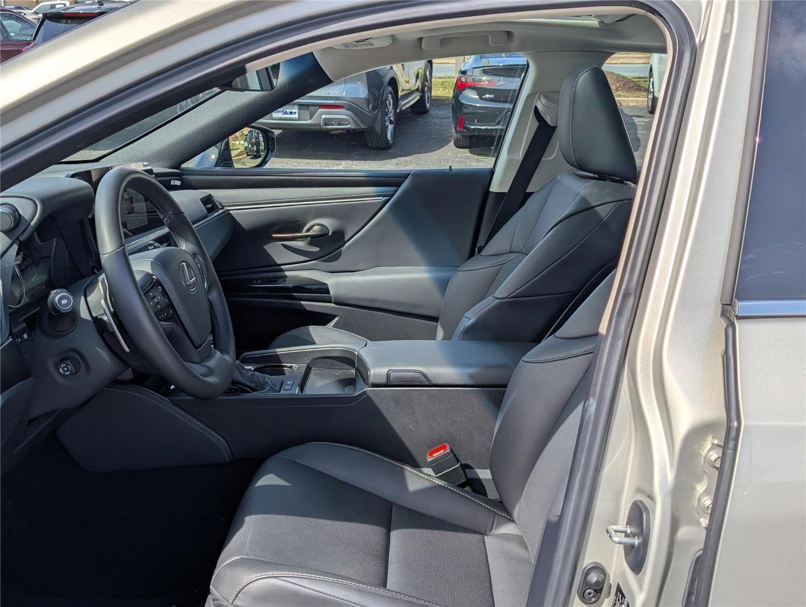 Certified 2025 Lexus ES 300h w/ Premium Package image 16