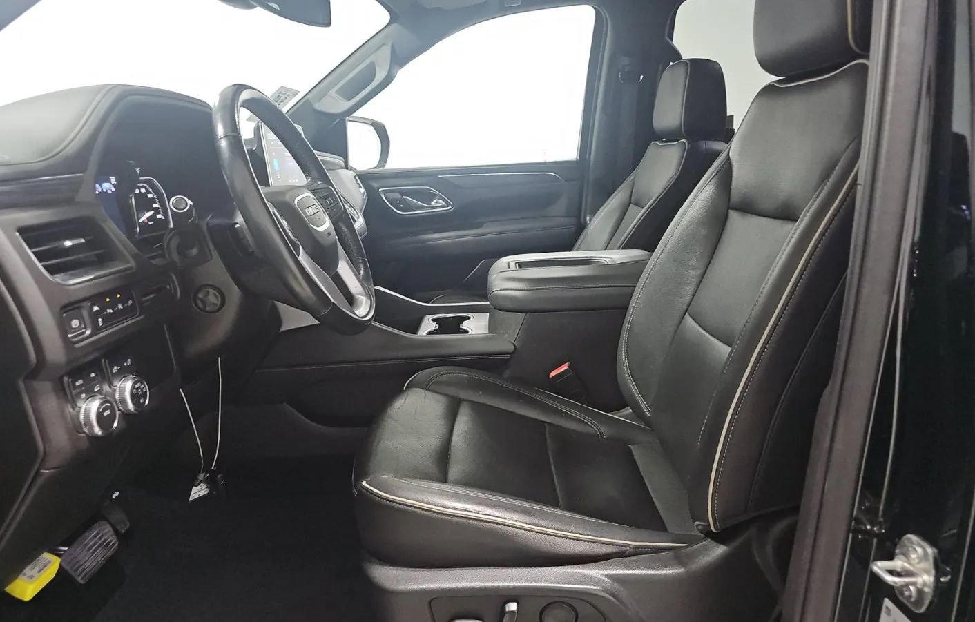 Used 2021 GMC Yukon XL SLT w/ SLT Premium Package image 4
