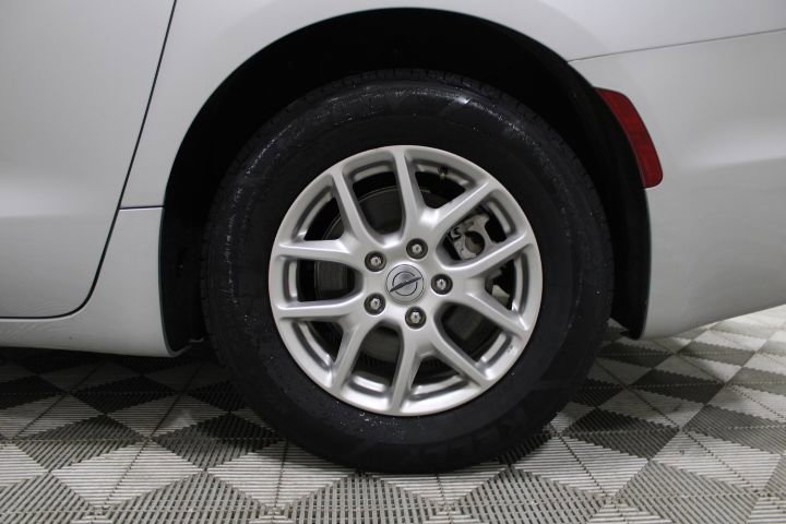 Used 2024 Chrysler Pacifica Touring-L image 47