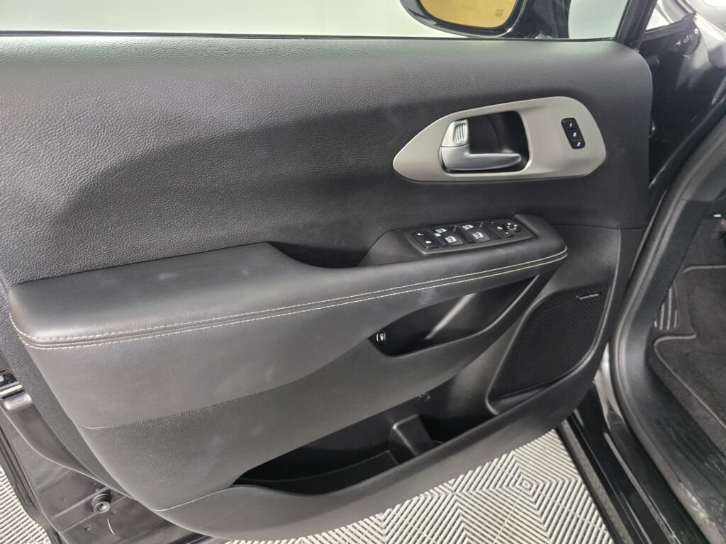 Used 2023 Chrysler Pacifica Limited w/ Uconnect Theater Family Group FWD image 19