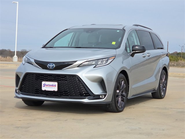 Used 2022 Toyota Sienna XSE image 3