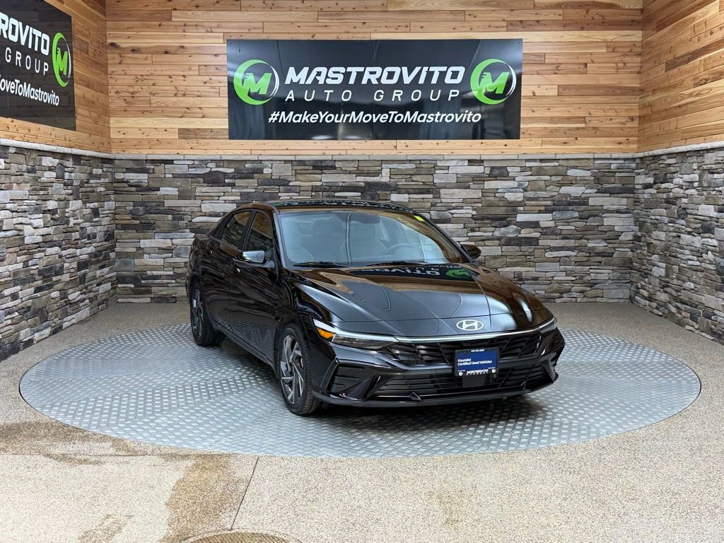 Certified 2025 Hyundai Elantra Limited FWD image 2