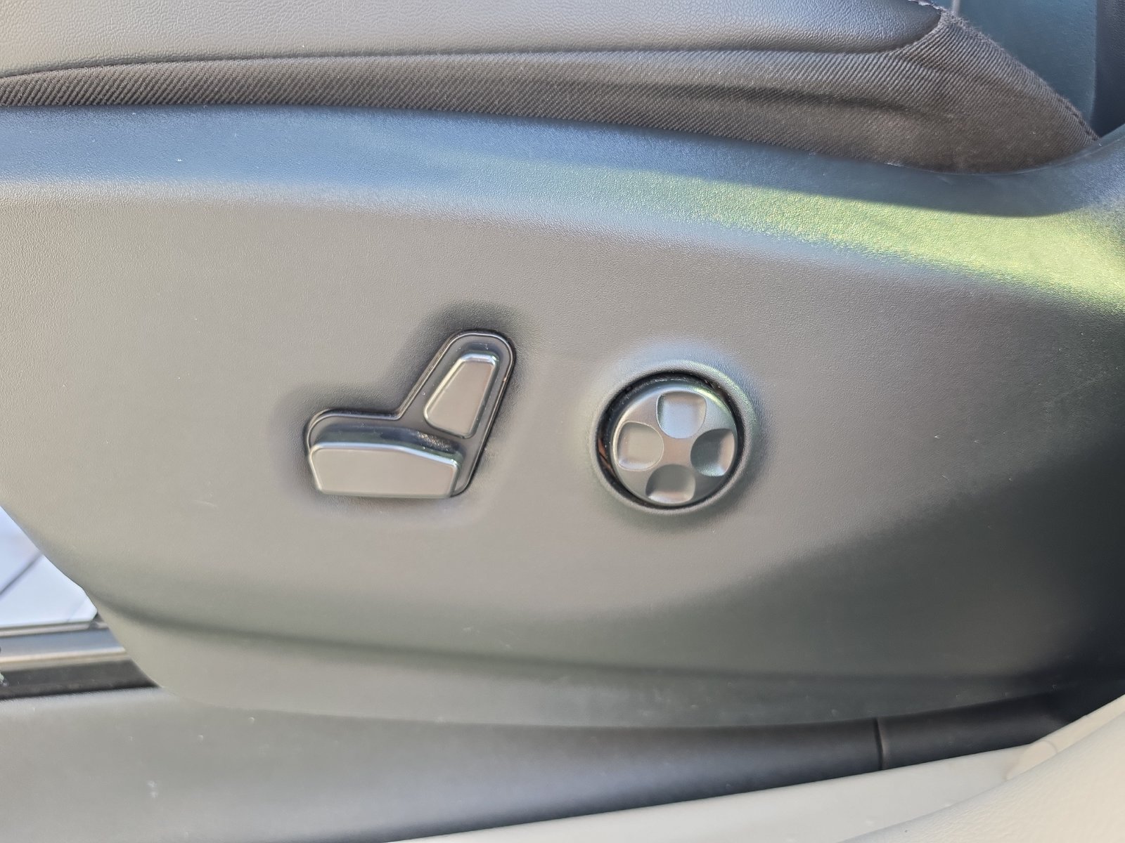 Used 2024 Chrysler Pacifica Touring-L FWD image 16