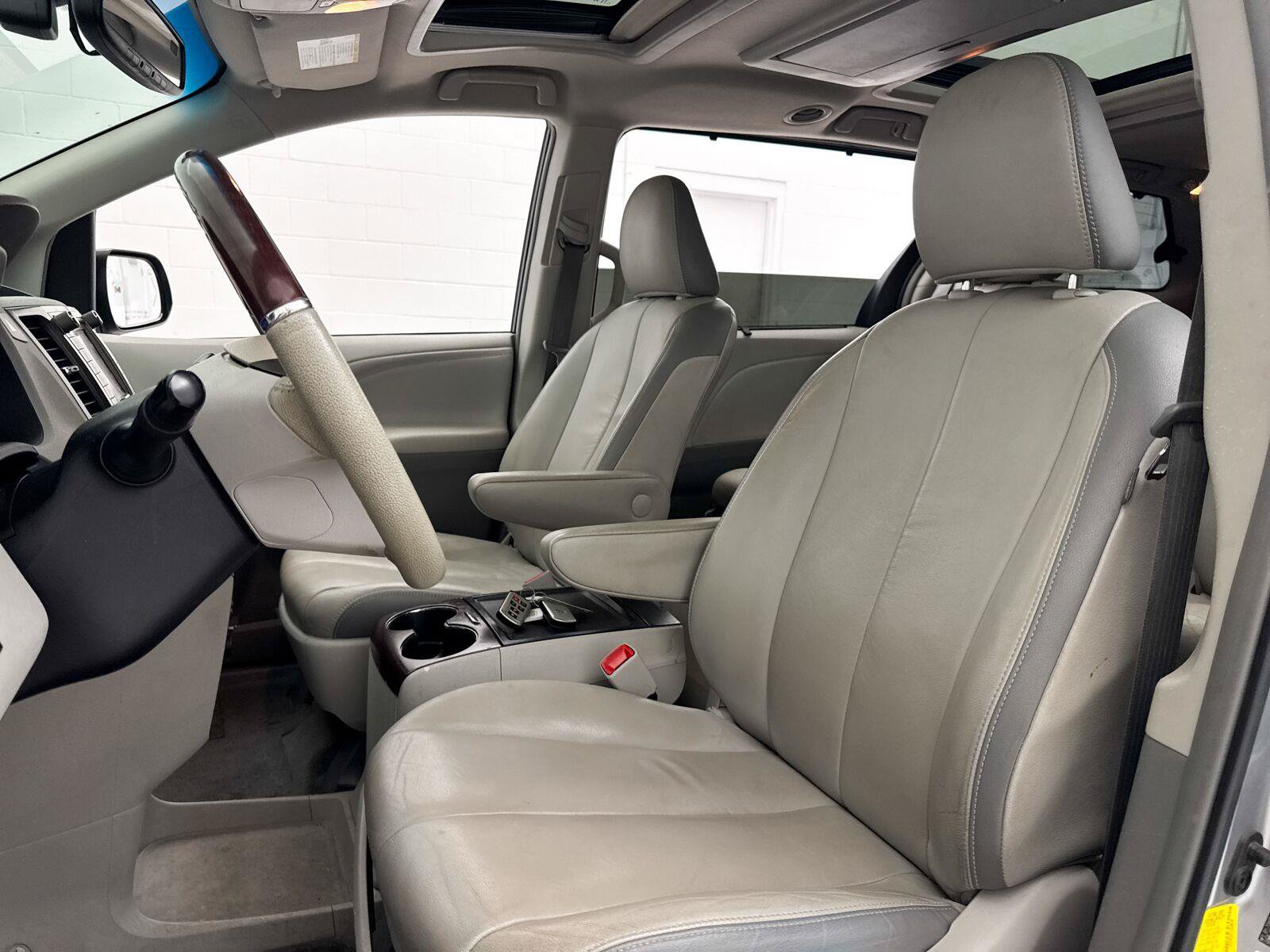 Used 2012 Toyota Sienna Limited w/ Premium Pkg FWD image 14