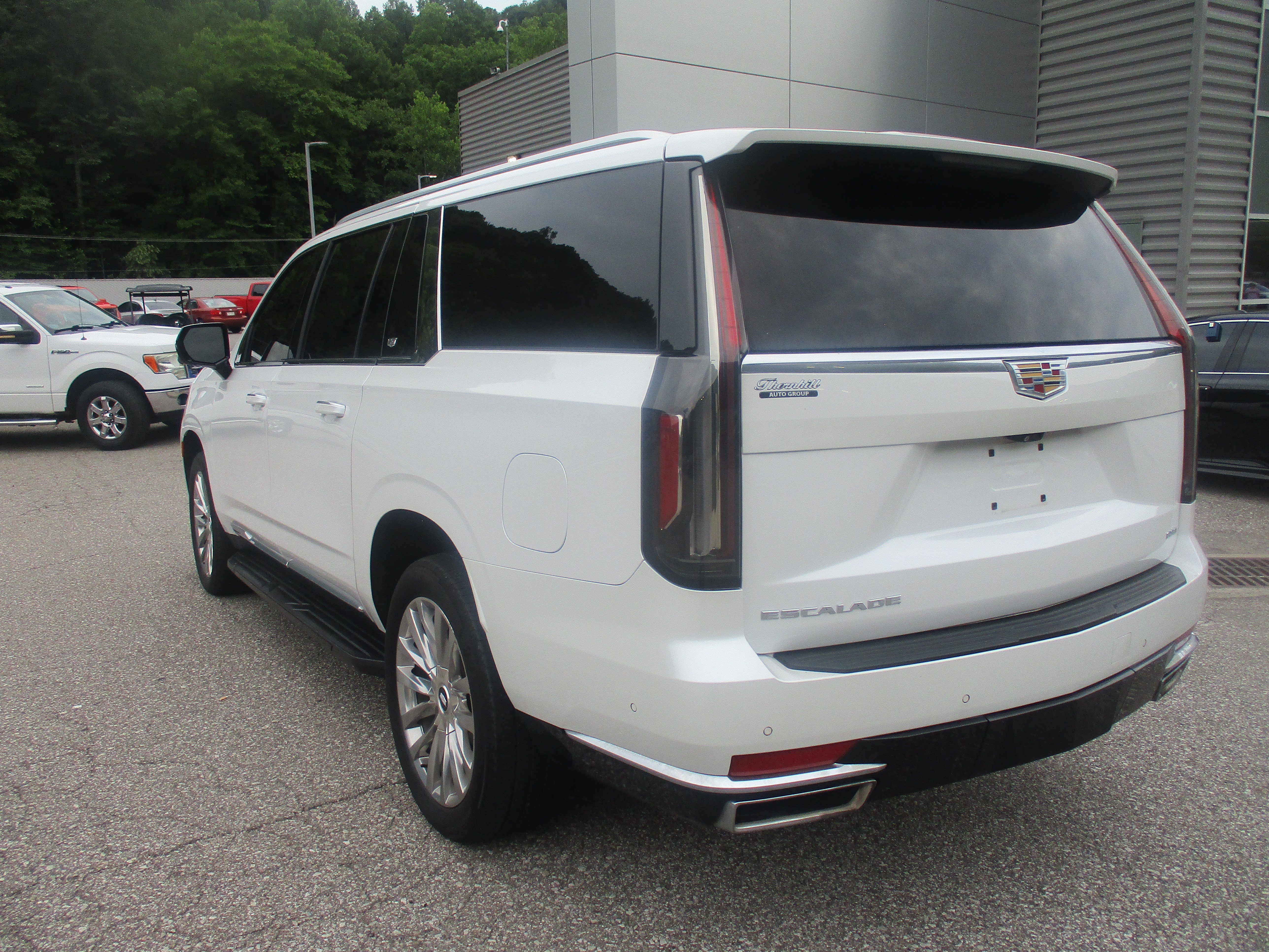 Used 2023 Cadillac Escalade ESV Premium Luxury w/ LPO, Illumination Package AWD/4WD image 5
