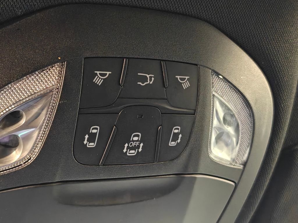 Used 2025 Chrysler Pacifica Select image 9