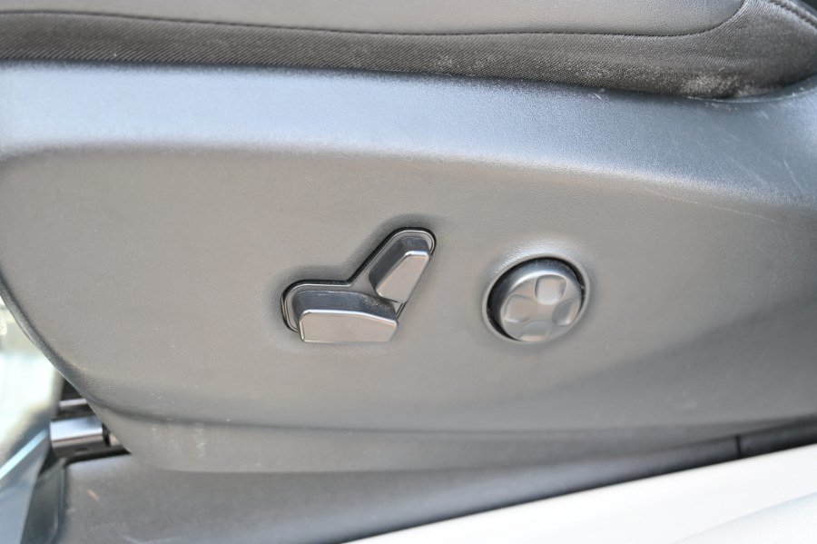 Used 2024 Chrysler Pacifica Touring-L FWD image 15
