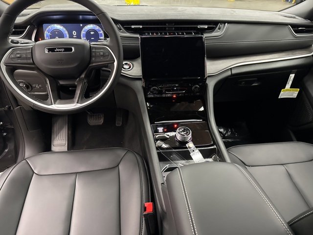 New 2025 Jeep Grand Cherokee Limited w/ Black Appearance Package image 9