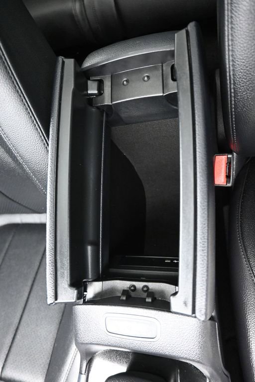 Used 2021 Mercedes-Benz GLB 250 4MATIC w/ Premium Package image 30