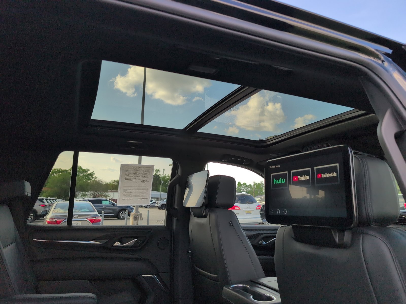 Used 2024 GMC Yukon Denali w/ Advanced Technology Package image 14