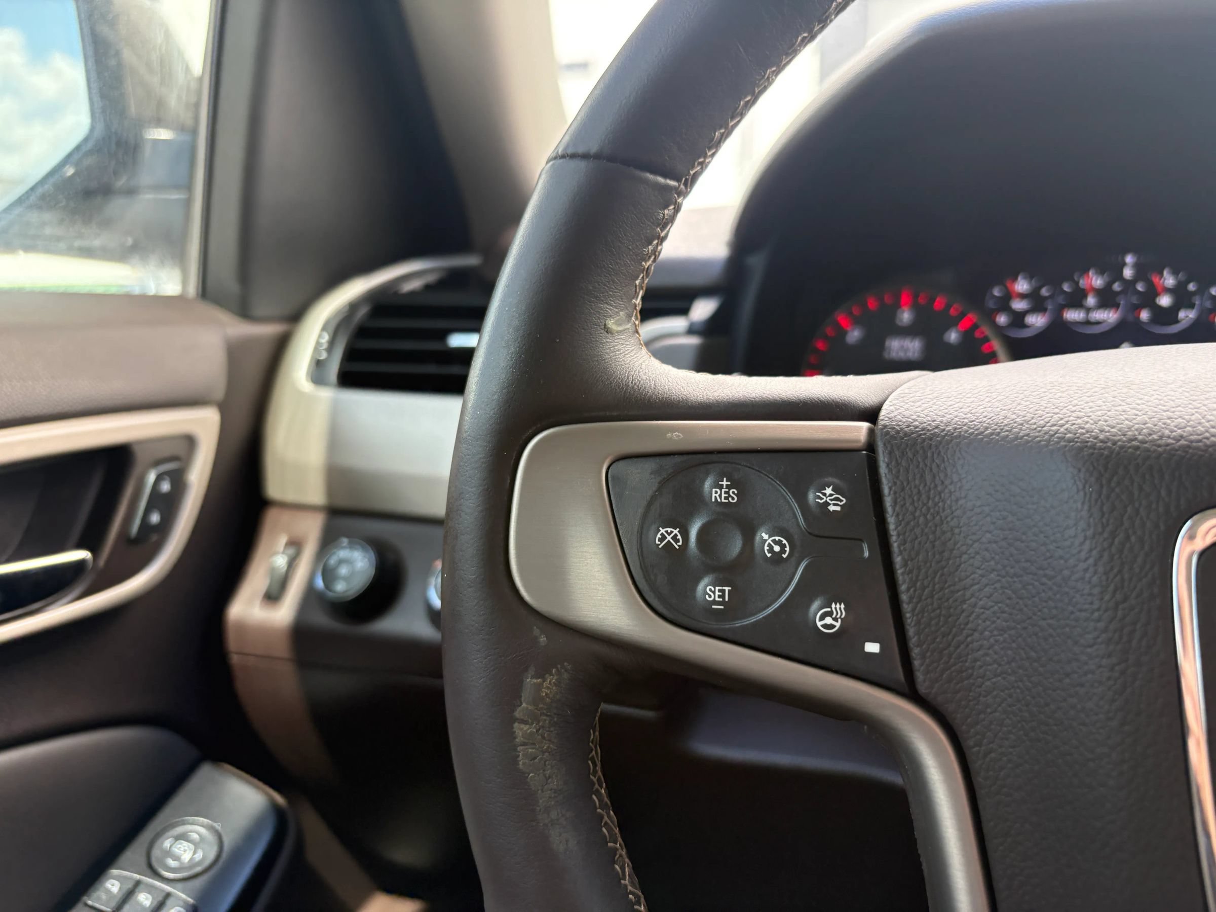 Used 2015 GMC Yukon Denali w/ Enhanced Security Package AWD/4WD image 31