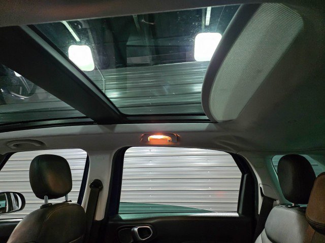 Used 2017 FIAT 500L Trekking w/ Dual-Pane Sunroof Package image 18