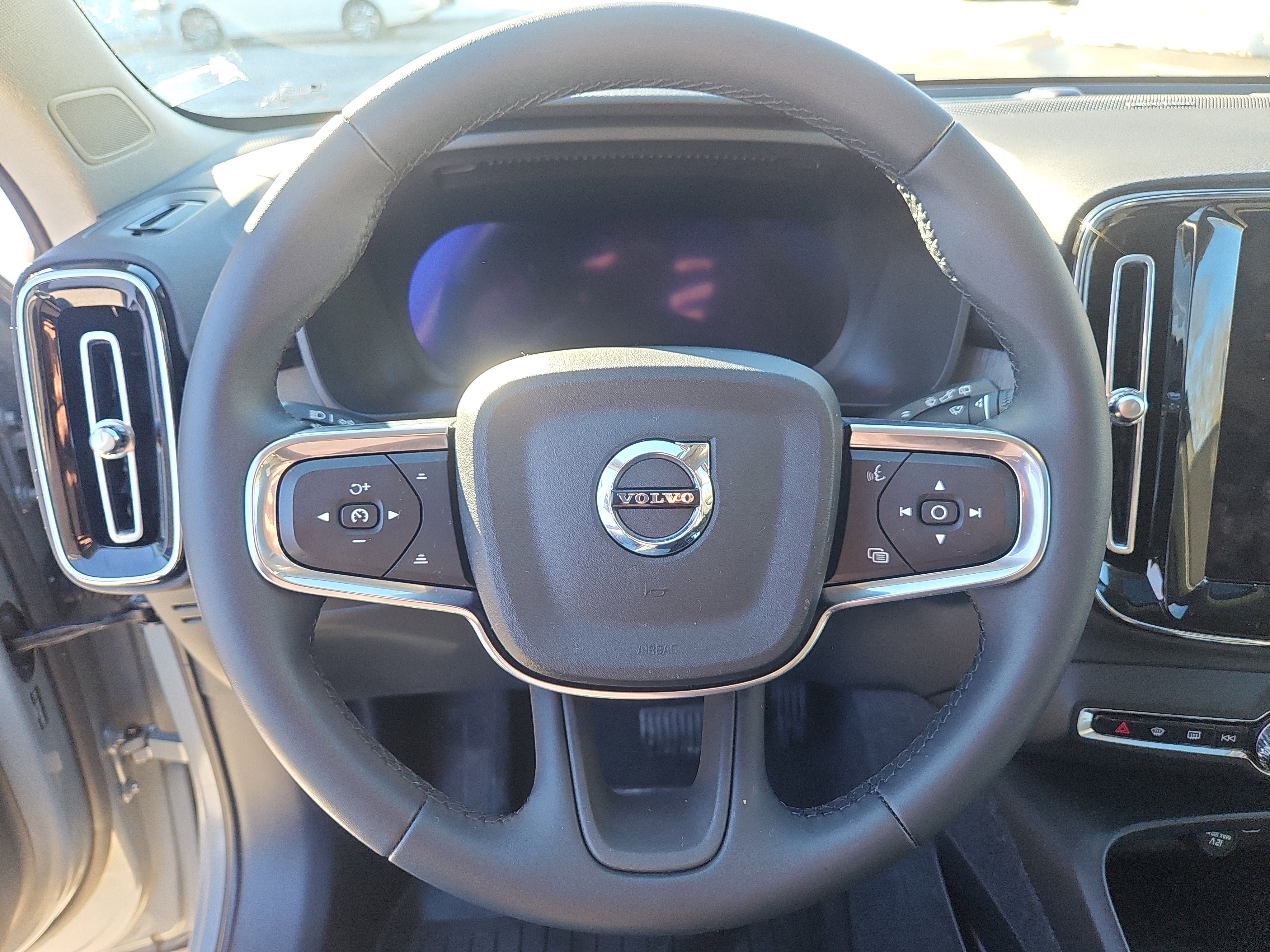 Used 2025 Volvo XC40 B5 Ultra w/ Climate Package image 24