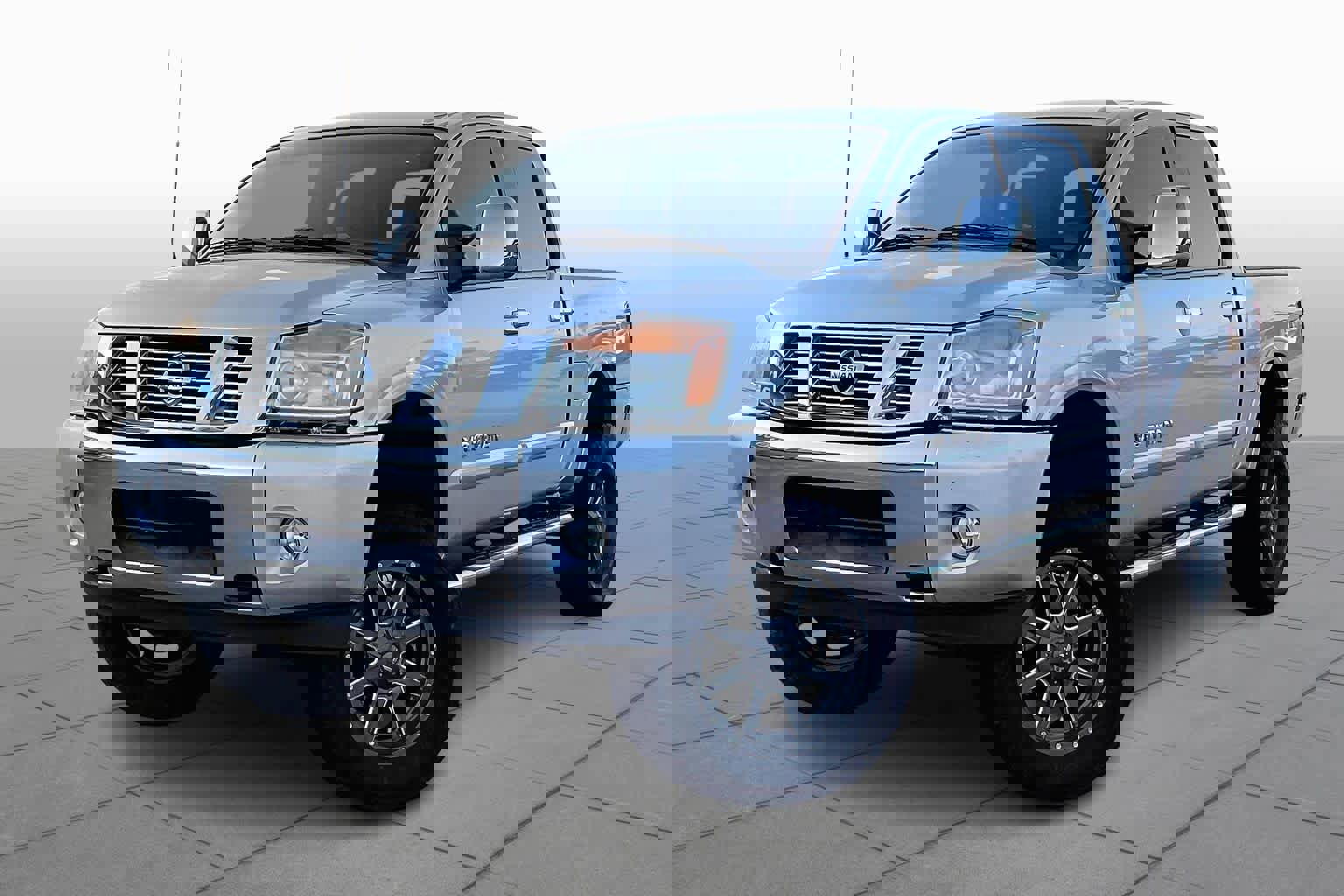 Used 2015 Nissan Titan SL w/ SL Moonroof Package image 2