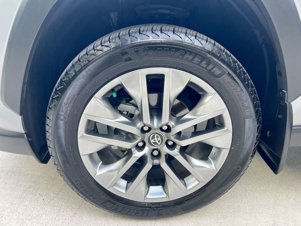 Used 2025 Toyota RAV4 XLE Premium AWD/4WD image 9