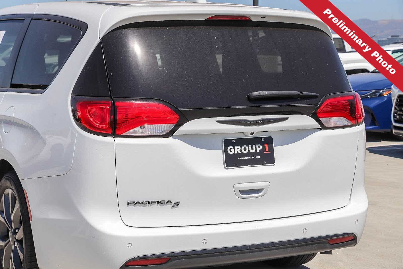 Used 2018 Chrysler Pacifica Touring Plus w/ S Appearance Package FWD image 9