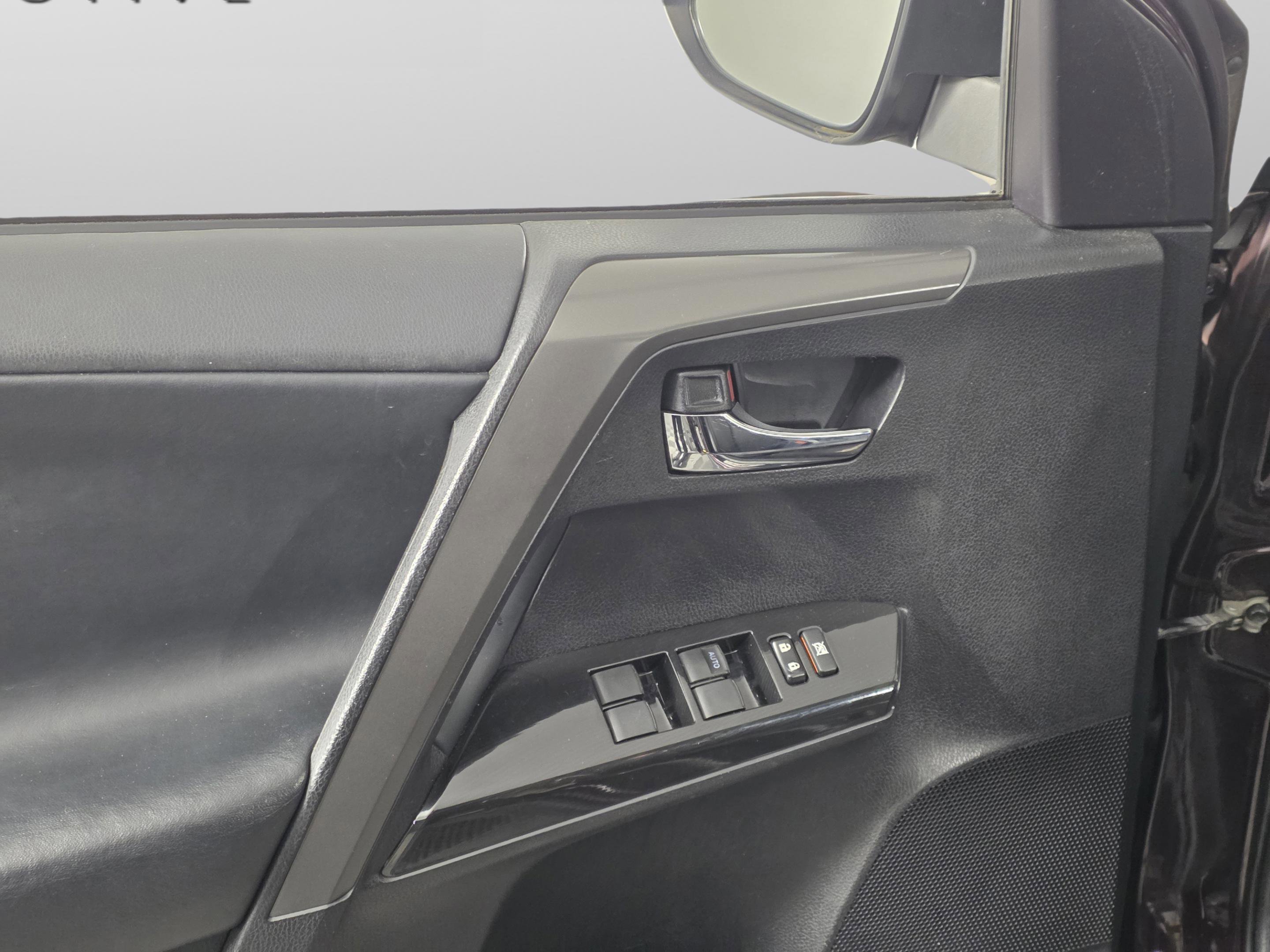 Used 2018 Toyota RAV4 SE image 25