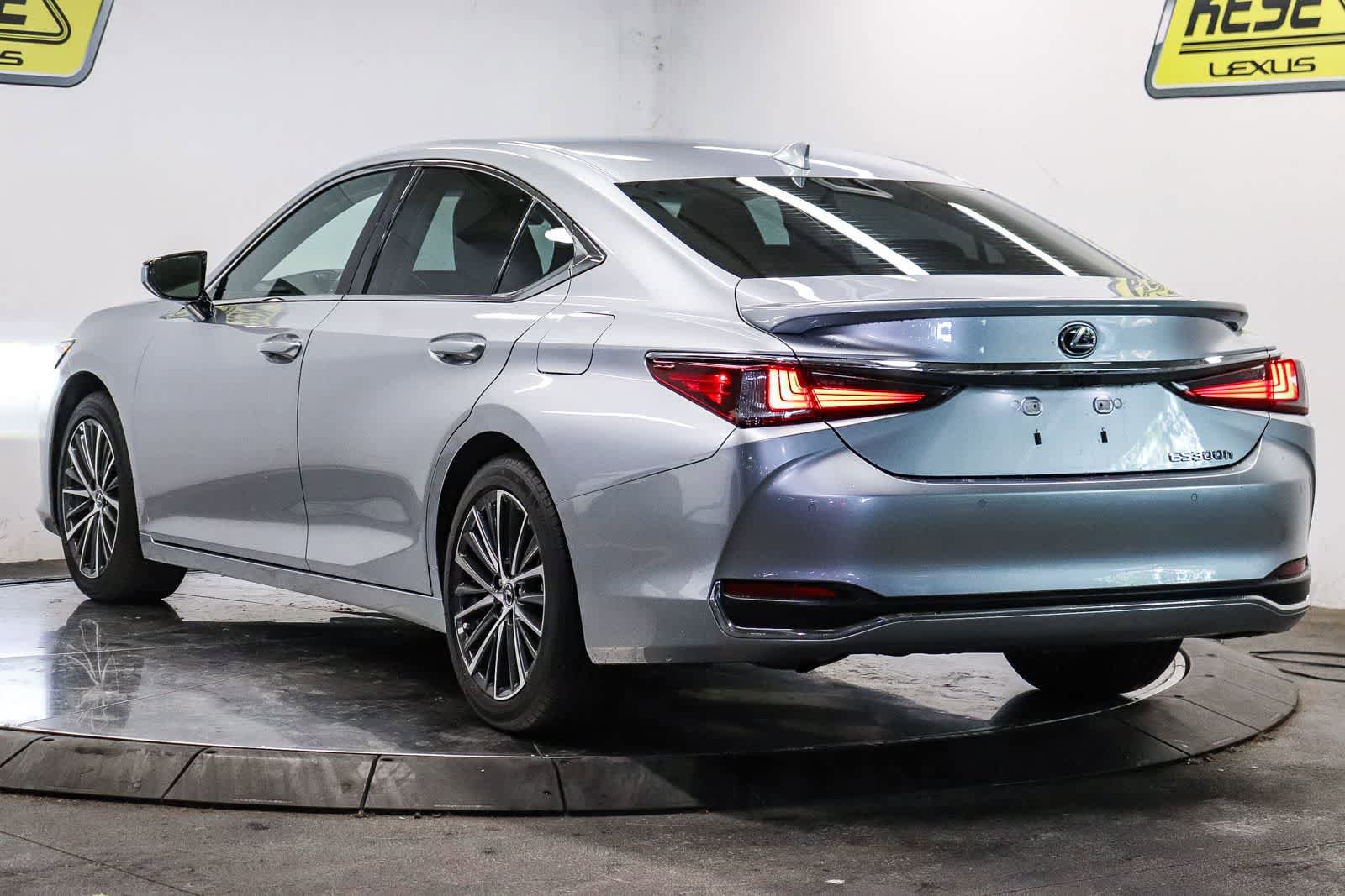 Used 2025 Lexus ES 300h w/ Premium Package FWD image 2