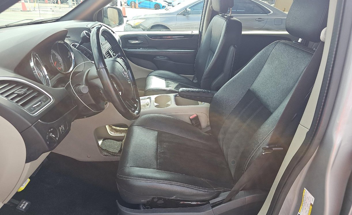 Used 2018 Dodge Grand Caravan SXT FWD image 3