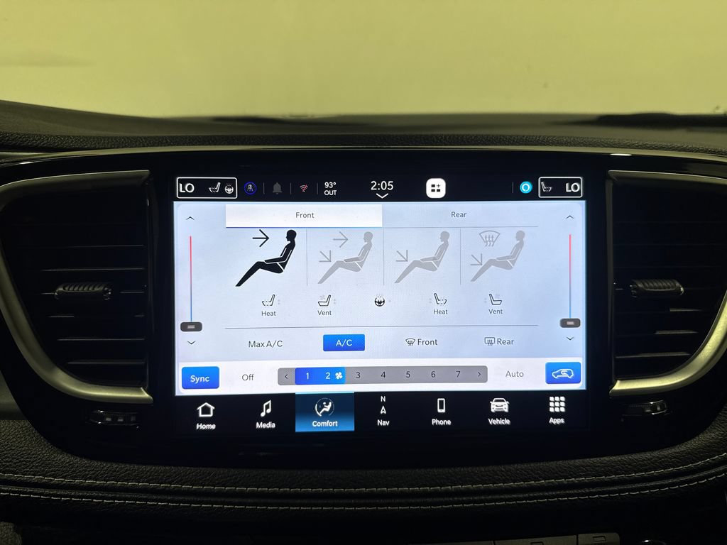 Used 2026 Chrysler Pacifica Limited FWD image 36