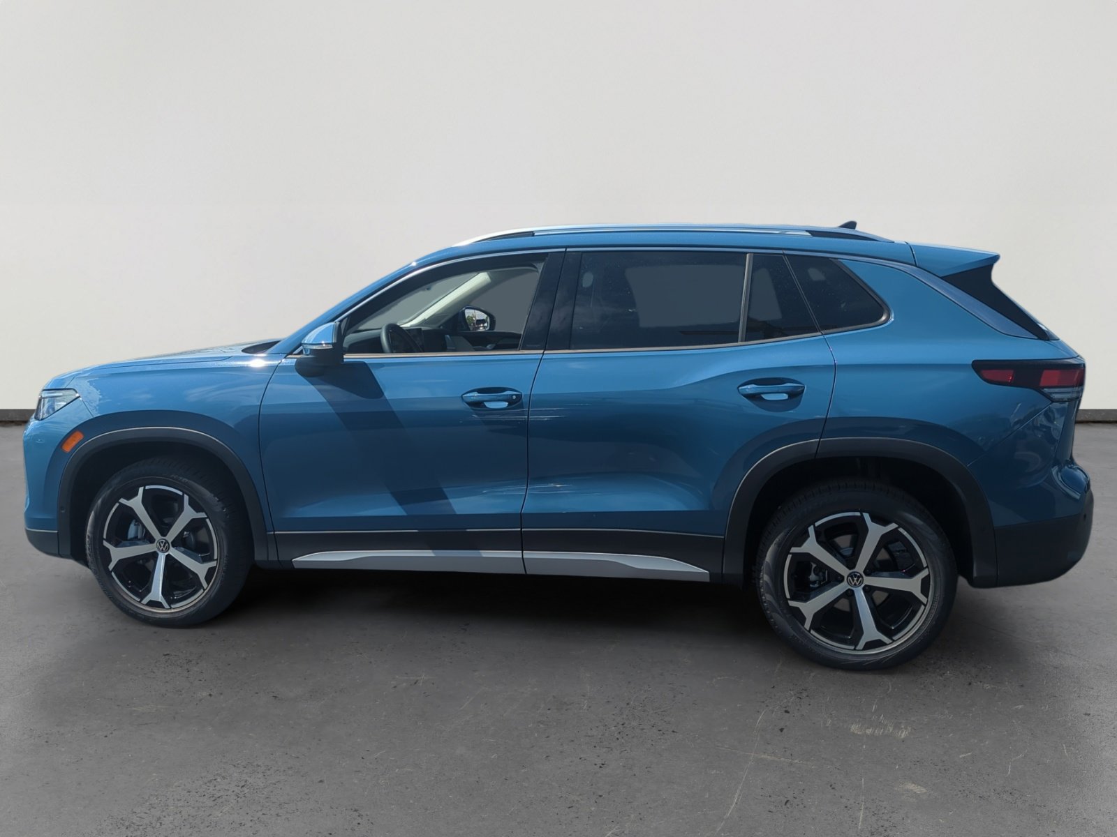 New 2025 Volkswagen Tiguan SE image 2