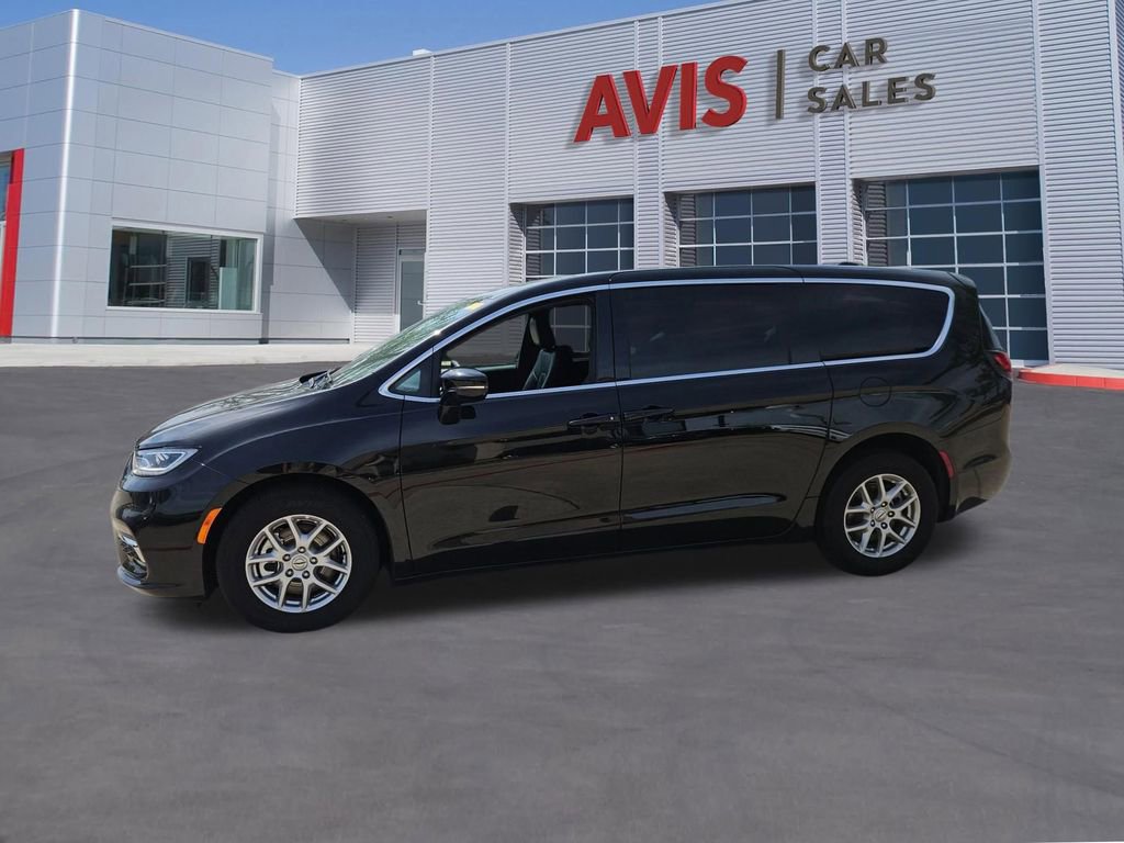 Used 2025 Chrysler Pacifica Select image 2