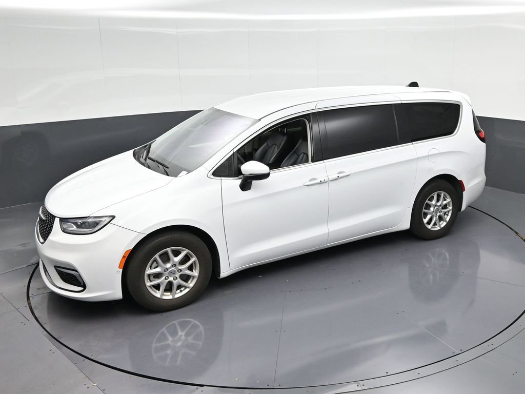 Used 2023 Chrysler Pacifica Touring-L FWD image 28